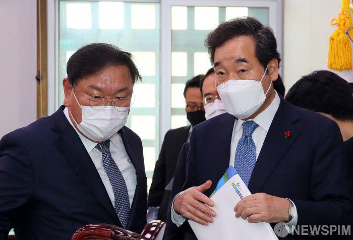 [서울=뉴스핌] 최상수 기자 = 이낙연 더불어민주당 대표(오른쪽)와 김태년 원내대표가 8일 국회에서 열린 외교통일위원회 전체회의가 끝난 뒤 잠시 대화하고 있다. 2021.02.08 kilroy023@newspim.com