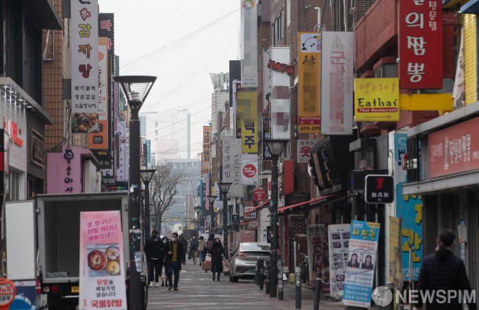 [서울=뉴스핌] 윤창빈 기자 = 정부가 설 연휴를 맞아 코로나19 확산 위험을 고려, 사회적 거리두기 단계를 현 수준을 유지하기로 결정했다. 다만 비수도권 음식점ㆍ카페 등 시설 운영시간을 현행 21시에서 22시로 연장했다. 사진은 6일 오후 서울 광진구의 식당 밀집지역. 2021.02.06 pangbin@newspim.com