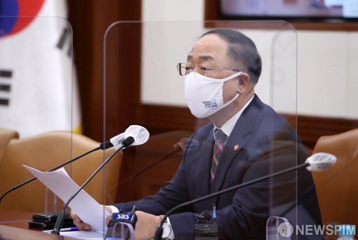 [서울=뉴스핌] 김학선 기자 = 홍남기 부총리 겸 기획재정부 장관이 1일 서울 종로구 정부서울청사에서 열린 제4차 혁신성장 BIG3 추진회의에서 발언하고 있다. 홍 부총리는 이날 "전기차 보급 확대에 맞춰 편리한 충전환경 조성도 매우 중요한 당면과제"라며 "주유소보다 편리한 충전환경 조성을 목표로 올해 중 급속충전기 3000기(누적 1만2000기)를 확충하겠다"고 밝혔다. 2021.02.01 yooksa@newspim.com