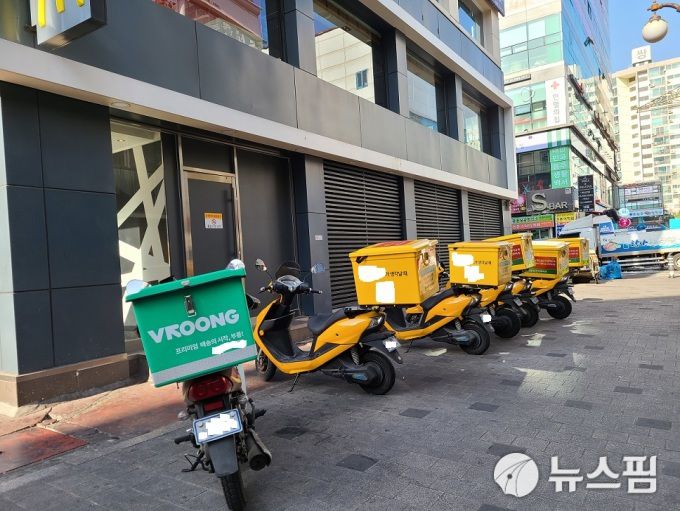 [광명=뉴스핌] 박승봉 기자 = 광명시 배달업체 오토바이들이 즐비하게 서 있다. 2021.02.15 1141world@newspim.com