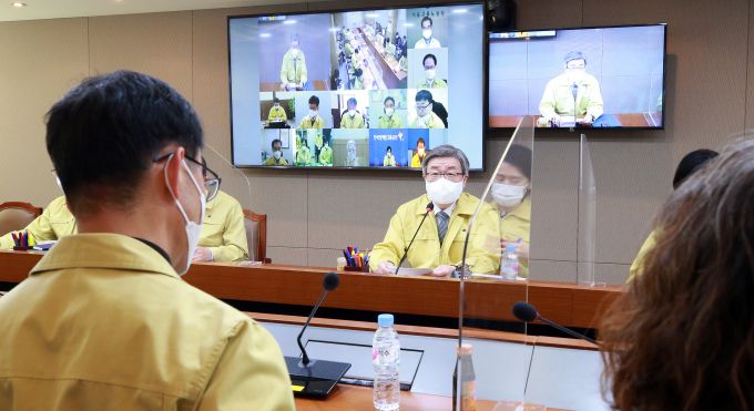 이재갑 고용노동부 장관이 9일 전국 8개 대표 지방고용노동청장 및 주요 산하기관장들이 참여하는 '긴급 고용대책점검회의'를 주재하고 있다. [사진=고용노동부] 2021.02.09 jsh@newspim.com
