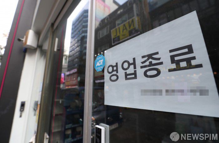 [서울=뉴스핌] 정일구 기자 = 신종 코로나바이러스 감염증(코로나19) 사태 여파로 올 2분기 서울에서만 2만개 넘는 점포가 폐업한 가운데 10일 서울 중구 명동 일대 상점들이 비어있다. 2020.09.10 mironj19@newspim.com