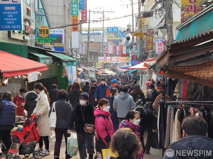 [수원=뉴스핌] 순정우 기자 = 설날을 하루 앞둔 11일 오후 경기 수원시 장안구의 북수원 시장에서 장을 보러나온 시민들로 거리가 북적이고 있다. 2021.02.11 jungwoo@newspim.com