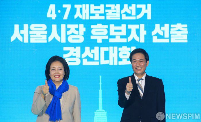 [서울=뉴스핌] 최상수 기자 = 박영선(왼쪽), 우상호 더불어민주당 서울시장 예비후보가 지난 21일 서울 성동구 레이어57 스튜디오에서 열린 '4.7 재보궐선거 서울시장 후보자 선출 경선대회'에 앞서 포즈를 취하고 있다. 2021.02.21 kilroy023@newspim.com