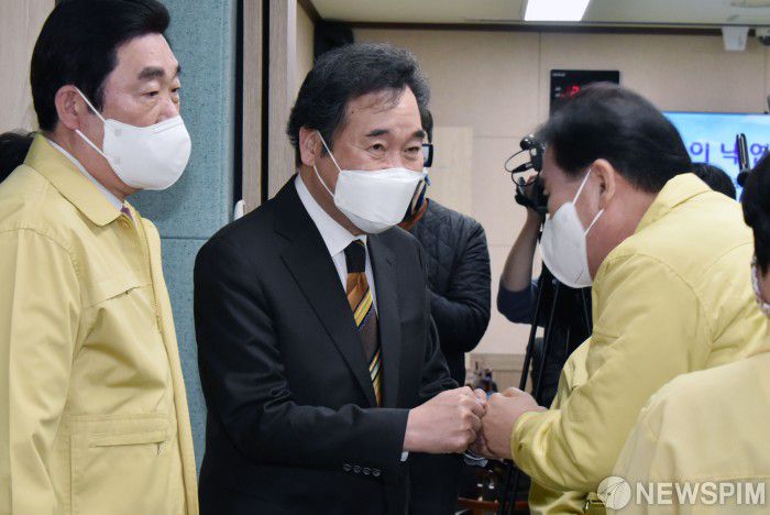 [서울=뉴스핌] 이형석 기자 = 이낙연 더불어민주당 대표가 22일 오후 서울 영등포구 국회대로 영등포구의회에서 열린 당소속 기초의회 의원 간담회에 참석해 참석자들과 인사를 하고 있다. 2021.02.22 leehs@newspim.com