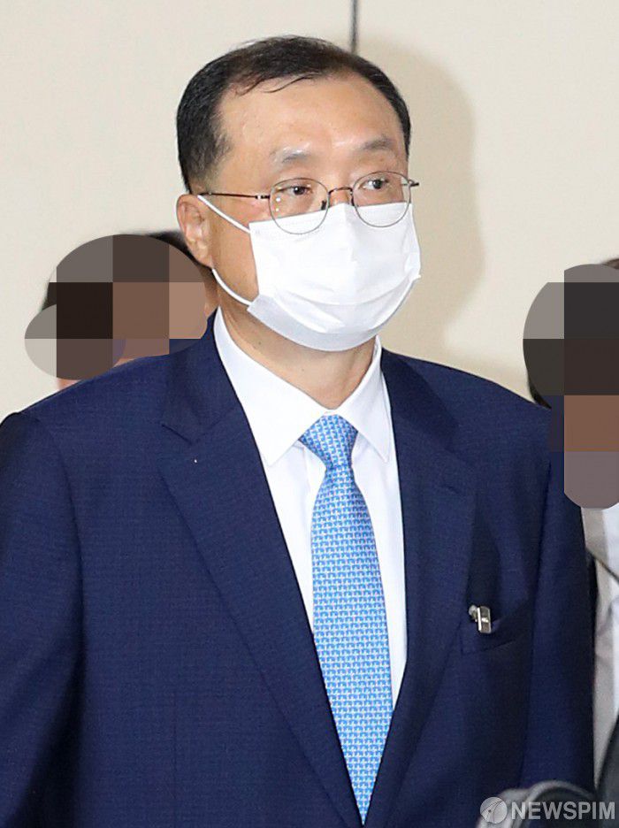 [서울=뉴스핌] 정일구 기자 = 직권남용권리행사방해 혐의로 기소된 임성근 서울고등법원 부장판사가 지난해 9월 24일 오후 서울 서초구 서울고등법원에서 열린 항소심 첫 공판을 마치고 법정을 나서고 있다. 2020.09.24 mironj19@newspim.com