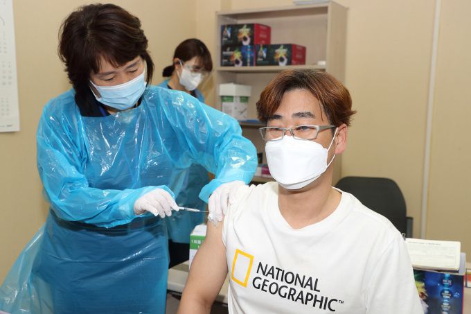 26일 강릉시 연세요양병원에서 이 병원 유현동(47) 원무과장이 1호 접종자 아스트라제네카(AZ) 백신을 접종받고 있다.[사진=강릉시]2021.02.26 grsoon815@newspim.com