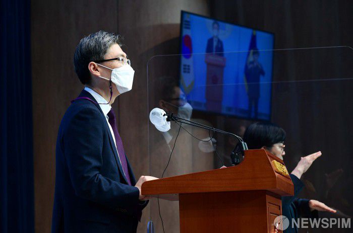 [서울=뉴스핌] 최상수 기자 = 서울시장 보궐선거 출마를 선언한 조정훈 시대전환 의원이 지난 15일 서울 여의도 국회 소통관에서 서울시 공약 발표 기자회견을 갖고 있다. 2021.02.15 kilroy023@newspim.com