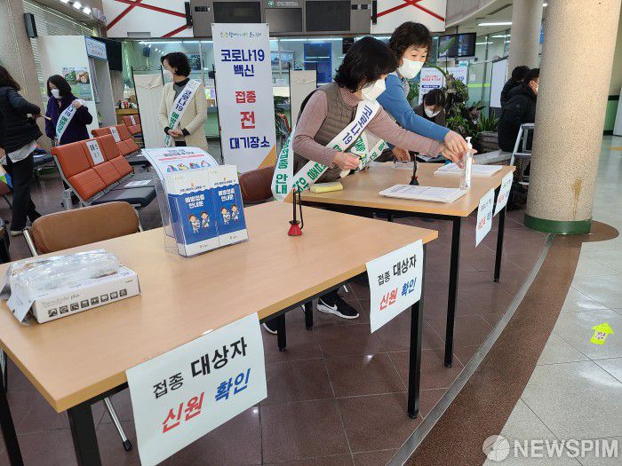 [광명=뉴스핌] 박승봉 기자 = 26일 오전 9시 경기 광명시보건소에서 코로나19 예방접종이 시작됐다. 이날 접종자는 60명으로 보건소 직원들과 봉사자들이 접종 준비를 하고 있다. 2021.02.26 1141world@newspim.com