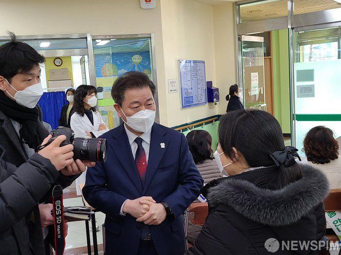 [광명=뉴스핌] 박승봉 기자 = 26일 오전 9시 경기 광명시에서 코로나19 예방접종이 시작됐다. 박승원 광명시장이 보건소를 찾아 1호 접종자인 강경희 요양센터 종사자와 이야기를 나누고 있다. 2021.02.26 1141world@newspim.com