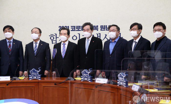 [서울=뉴스핌] 정일구 기자 = 이낙연 더불어민주당 대표, 정세균 국무총리, 홍남기 부총리 겸 기획재정부 장관 등이 28일 오후 서울 여의도 국회에서 열린 제2차 고위당정협의회에서 추경 및 재난지원금 논의에 앞서 기념촬영을 하고 있다. 왼쪽부터 구윤철 국무조정실장, 홍남기 부총리, 정세균 총리, 이낙연 대표, 김태년 원내대표, 김상조 청와대 정책실장, 박광온 사무총장. 2021.02.28 mironj19@newspim.com