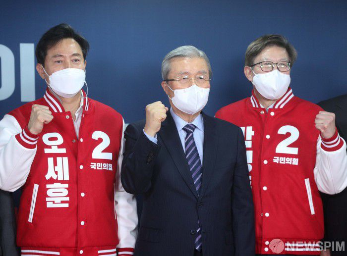 [서울=뉴스핌] 최상수 기자 = 김종인 국민의힘 비상대책위원장이 4일 오전 서울 여의도 국민의힘 중앙당사에서 열린 서울·부산시장 후보 경선 결과 발표회에서 오세훈 서울시장 후보, 박형준 부산시장 후보와 기념촬영을 하고 있다. 2021.03.04 kilroy023@newspim.com