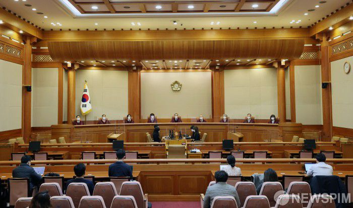 [서울=뉴스핌] 김학선 기자 = 유남석 헌법재판소장과 헌법재판관들이 지난 1월 28일 오후 서울 종로구 헌법재판소 대심판정에서 열린 고위공직자범죄수사처에 대해 청구된 헌법소원 심판 사건 선고에 참석해 자리에 앉아 있다. 2021.01.28 yooksa@newspim.com
