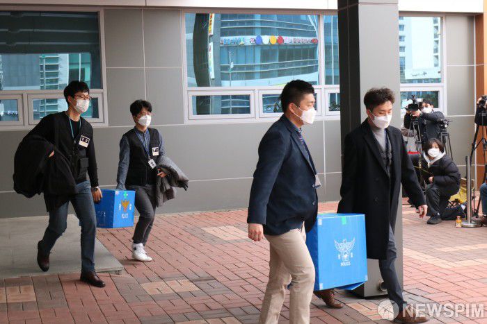 [광명=뉴스핌] 박승봉 기자 = 9일 오후 3시 경기남부경찰청 반부패경제범죄수사대가 LH 임직원들의 신도시 투기 의혹 관련 경기 광명시 KTX 광명역 소재 LH 광명시흥사업본부를 전격 압수수색해 나오고 있다. 경찰이 2박스 분량의 압수품을 가지고 나오고 있다.  2021.03.09 1141world@newspim.com