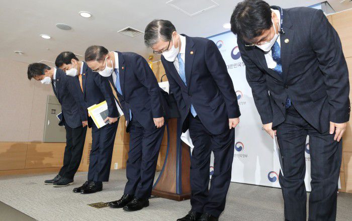 [서울=뉴스핌] 이형석 기자 = 홍남기 부총리 겸 기획재정부 장관이 지난 7일 정부서울청사에서 열린 부동산관계장관회의를 마치고 '부동산 관련 국민께 드리는 말씀'을 발표하던 중 국민들께 사죄의 인사를 하고 있다. 왼쪽부터 김대지 국세청장, 구윤철 국무조정실장, 홍남기 부총리, 변창흠 국토교통부 장관, 이재영 행정안전부 차관. 2021.03.07 leehs@newspim.com