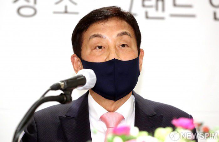 [서울=뉴스핌] 정일구 기자 = 김정태 KLPGA 신임 회장이 11일 오후 서울 강남구 그랜드 인터컨티넨탈 서울 파르나스에서 열린 KLPGA 제14대 회장 취임 기자회견에서 발언을 하고 있다. 2021.03.11 mironj19@newspim.com