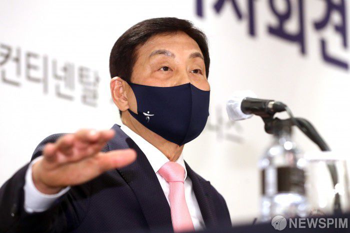 [서울=뉴스핌] 정일구 기자 = 김정태 KLPGA 신임 회장이 11일 오후 서울 강남구 그랜드 인터컨티넨탈 서울 파르나스에서 열린 KLPGA 제14대 회장 취임 기자회견에서 발언을 하고 있다. 2021.03.11 mironj19@newspim.com