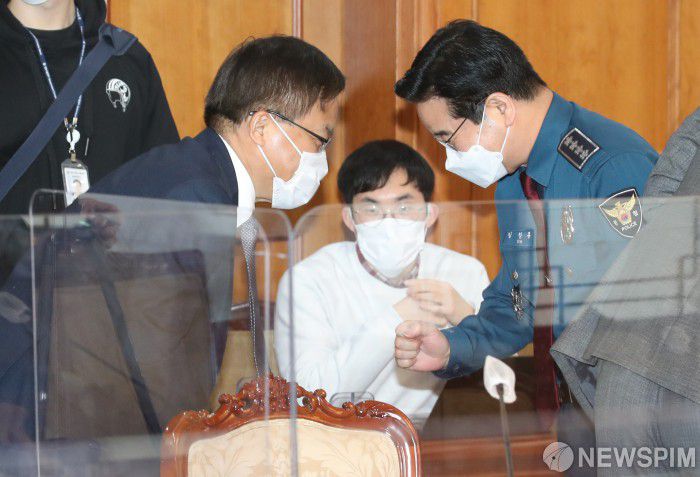 [서울=뉴스핌] 김학선 기자 = 김창룡 경찰청장과 조남관 검찰총장 직무대행이 10일 서울 종로구 정부서울청사에서 열린 'LH 직원들의 신도시 투기의혹 수사협력 관련 회의'에서 인사를 나누고 있다. 2021.03.10 yooksa@newspim.com