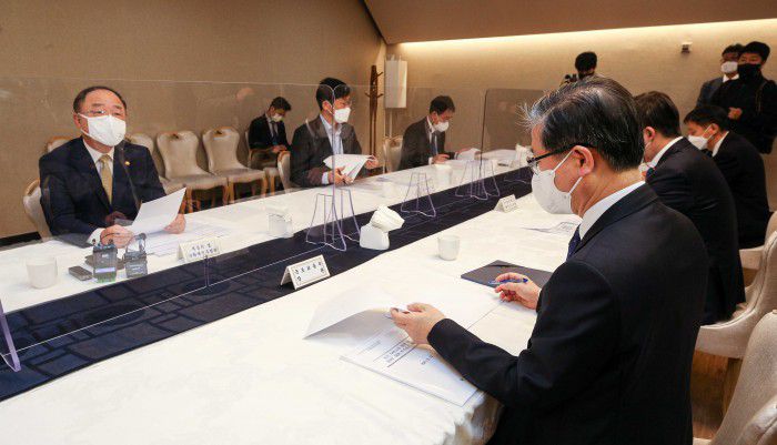 [서울=뉴스핌] 백인혁 기자 = 홍남기 부총리 겸 기획재정부 장관이 12일 오전 서울 종로구 정부서울청사에서 열린 '제16차 부동산시장 점검 관계장관회의'에서 모두발언을 하고 있다. 2021.03.12 dlsgur9757@newspim.com