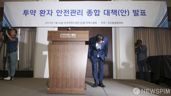 [서울=뉴스핌] 이형석 기자 = 이우석 코오롱생명과학 대표가 4일 오전 서울 중구 프레스센터에서 골관절염치료제 인보사가 식품의약품안전처의 품목허가취소 결정을 받은 것에 대해 대국민 사과문 발표를 앞두고 허리숙여 인사하고 있다. 2019.07.04 leehs@newspim.com
