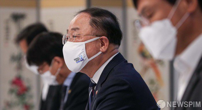 [서울=뉴스핌] 백인혁 기자 = 홍남기 부총리 겸 기획재정부 장관이 17일 오전 서울 종로구 정부서울청사에서 열린 제17차 부동산시장 점검 관계장관회의에서 모두발언을 하고 있다. 2021.03.17 dlsgur9757@newspim.com