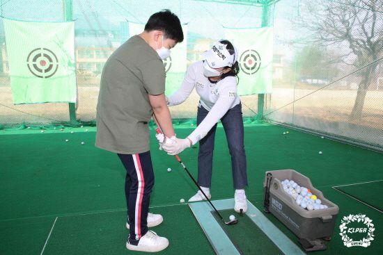 교습을 진행하는 박현경. [사진= KLPGA]