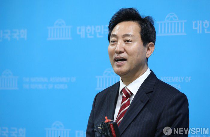 [서울=뉴스핌] 이형석 기자 = 야권 후보 단일화를 위한 여론조사가 시작된 지난 22일 국회 소통관에서 오세훈 국민의힘 서울시장 후보가 기자회견을 마친 뒤 취재진들의 질문에 답하고 있다. 2021.03.22 leehs@newspim.com