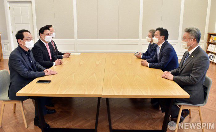 [서울=뉴스핌] 최상수 기자 = 김영진 더불어민주당 원내총괄수석부대표, 송기헌, 김회재 의원과 김성원 국민의힘 원내수석부대표, 김도읍, 유상범 의원이 23일 국회에서 한국토지주택공사(LH) 사태 관련 특별검사 도입과 국정조사 대상, 국회의원 등 선출직 공직자에 대한 전수조사 방법 등을 논의하기 위한 '3+3' 협의체 첫 회의를 갖고 있다. 2021.03.23 kilroy023@newspim.com