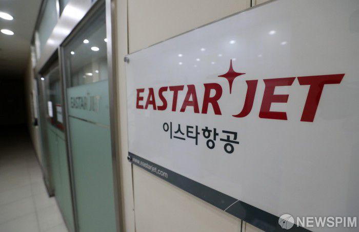 [서울=뉴스핌] 정일구 기자 = 서울 강서구 이스타항공 본사 사무실에 불이 꺼져 있다. 2020.10.14 mironj19@newspim.com