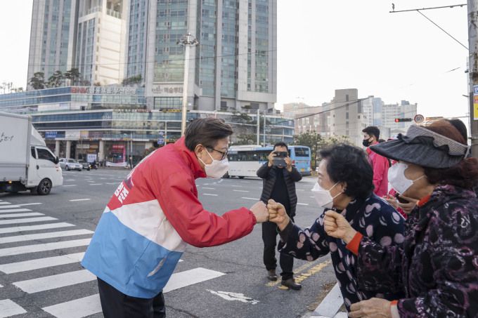 박형준 국민의힘 부산시장 후보(왼쪽)가 26일 오전 부산 대남교차로에서 시민들에게 출근길 인사를 하고 있다.[사진=박형준 선거캠프] 2021.03.26 news2349@newspim.com