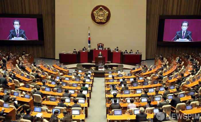 [서울=뉴스핌] 최상수 기자 = 정세균 국무총리가 지난 5일 제385회국회(임시회) 제1차 본회의가 열린 서울 여의도 국회 본회의장에서 2021년도 제1회 추가경정예산안에 대한 정부의 시정연설을 하고 있다. 2021.03.05 kilroy023@newspim.com