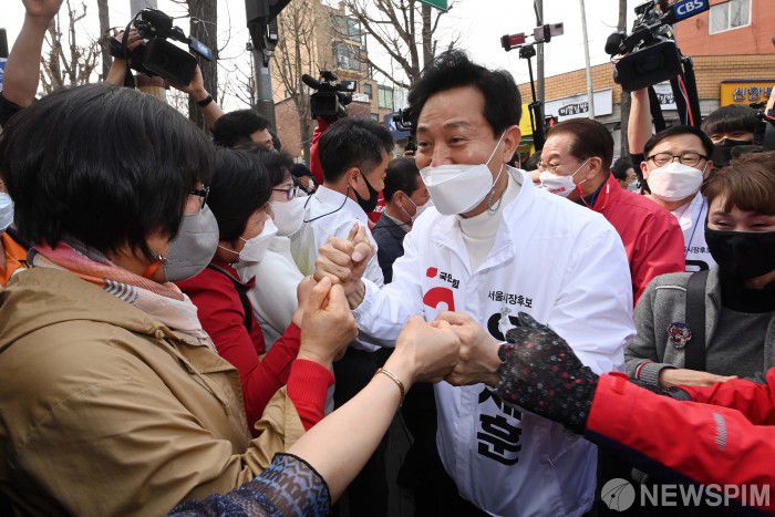[서울=뉴스핌] 국회사진취재단 = 국민의힘 오세훈 서울시장 후보가 26일 서울 용산구 용문시장 네거리에서 거리 유세를 하며 시민들과 인사를 하고 있다. 2021.03.26 photo@newspim.com