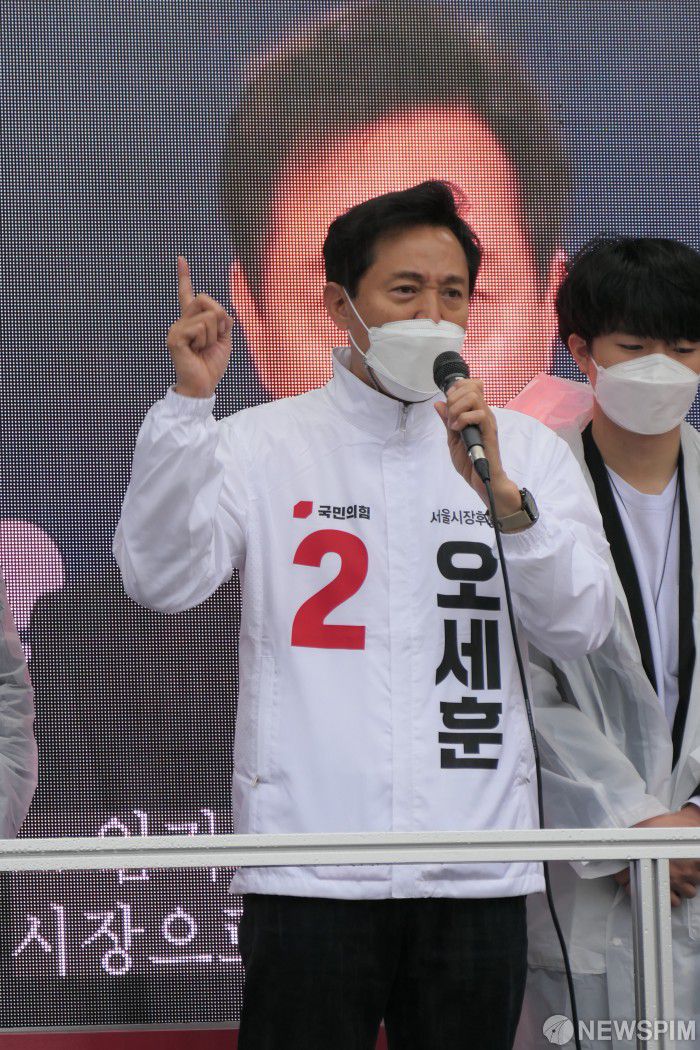 [서울=뉴스핌] 조재완 기자 = 오세훈 국민의힘 서울시장 후보가 3일 서울 서초구 강남고속버스터미널 인근에서 시민들에게 표심을 호소하고 있다. 2021.04.03 chojw@newspim.com