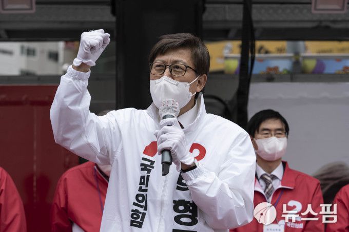 박형준 국민의힘 부산시장 당선인이 지난 4일 부산 남구 용호동  LG메트로시티 입구에서 유세를 벌이고 있다.[사진=박형준 후보 선거캠프] 2021.04.04 ndh4000@newspim.com