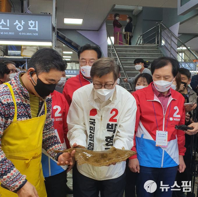 [부산=뉴스핌] 이지율 기자 = 박형준 국민의힘 부산시장 당선인이 지난달 30일 부산 중구 자갈치시장에서 광어를 들어보이고 있다. 2021.03.30 jool2@newspim.com