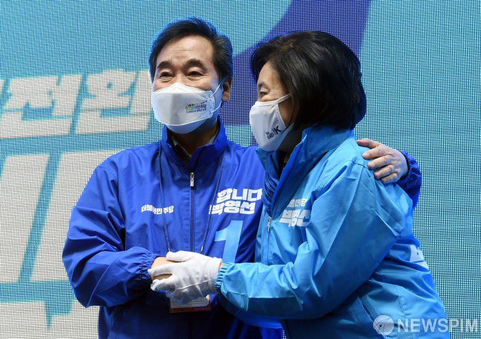 [서울=뉴스핌] 최상수 기자 = 이낙연 더불어민주당 상임선대위원장(왼쪽)이 지난 4일 오후 서울 노원구 롯데백화점 앞 광장에서 유세차에 올라 박영선 서울시장 후보의 지원 유세를 한 후 박 후보를 격려하고 있다. 2021.04.04 kilroy023@newspim.com