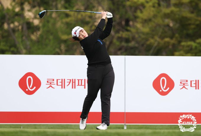 티샷하는 장하나. [사진= KLPGA]