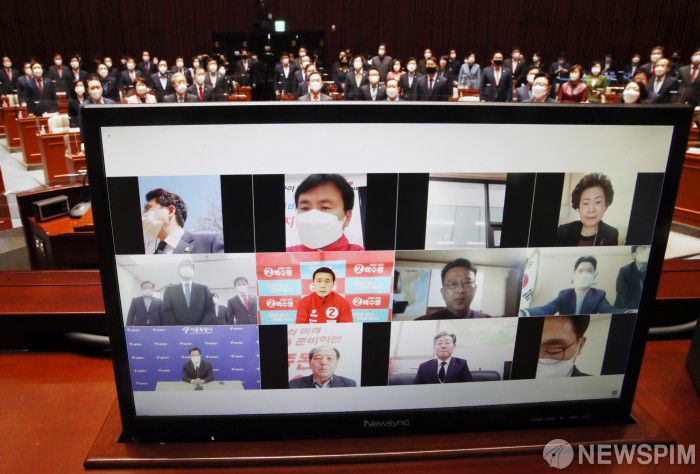 [서울=뉴스핌] 이형석 기자 = 8일 오전 서울 여의도 국회에서 열린 국민의힘 의원총회에 오세훈 서울시장, 박형준 부산시장 등 자치단체장과 광역.기초 의원 등이 화상으로 참여하고 있다. 2021.04.08 leehs@newspim.com