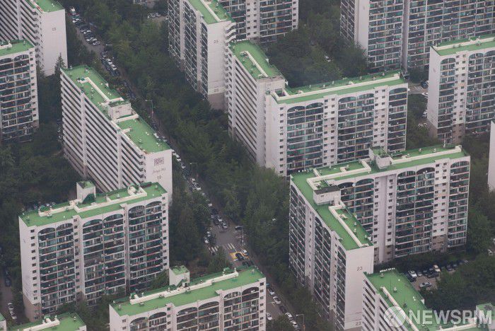 [서울=뉴스핌] 윤창빈 기자 = 정부가 '8·4 공급대책'을 통해 서울 재건축·재개발 관련 규제를 조건부로 완화하기로 했다. 특히 정부와 서울시가 공공이 참여하는 재건축 층수 규제를 풀어주기로 방침을 정하면서 오랜 기간 사업이 지연됐던 대치동 은마아파트, 잠실동 잠실주공5단지 등의 향후 재건축 진행에 대한 관심도 커질 것으로 보인다. 이날 발표된 핵심 내용은 한국토지주택공사(LH)·서울도시주택공사(SH) 등 공공이 참여할 경우 기존 250~300%였던 용적률을 300~500% 수준으로 완화하고, 층수는 최대 50층까지 허용하는 방안이다. 사진은 4일 오전 서울 송파구 잠실 롯데월드타워 전망대 서울스카이에서 바라본 송파구 잠실 장미아파트 단지. 2020.08.04 pangbin@newspim.com