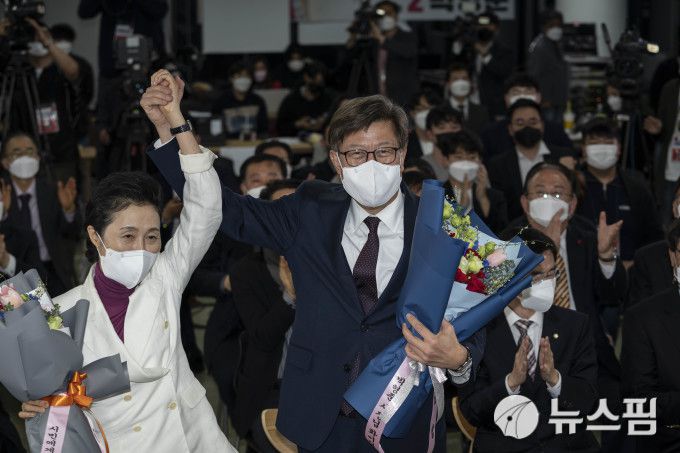 [서울=뉴스핌] 김승현 기자 = 박형준 국민의힘 부산시장 후보가 8일 부산진구 캠프에 마련된 개표상황실에서 당선이 확실시되자 꽃다발을 들고 환호하고 있다. 2021.04.08 kimsh@newspim.com