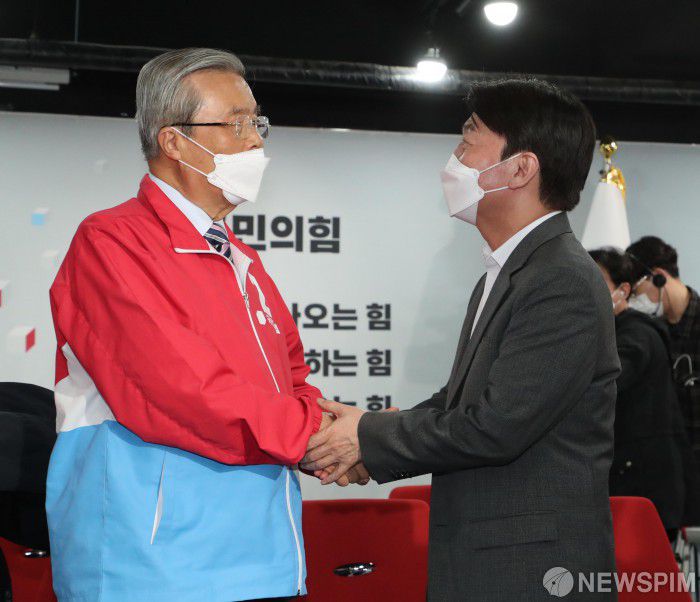 [서울=뉴스핌] 최상수 기자 = 오세훈 국민의힘 서울시장 후보가 당선이 확실시 되자 8일 오전 서울 여의도 중앙당사에 마련된 개표상황실에서 김종인 비상대책위원장과 안철수 국민의당 대표가 인사를 하고 있다. 2021.04.08 kilroy023@newspim.com