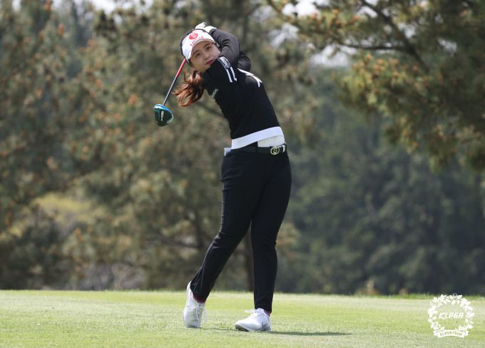 티샷하는 최혜진. [사진= KLPGA]