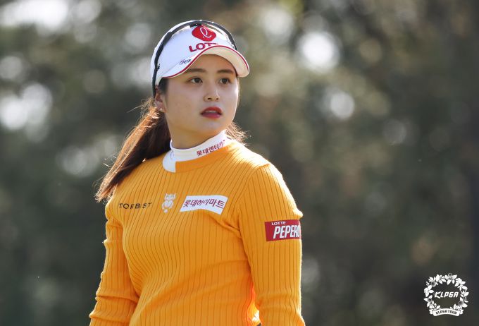 13번홀 티샷후 타구를 바라보는 최혜진. [사진= KLPGA]