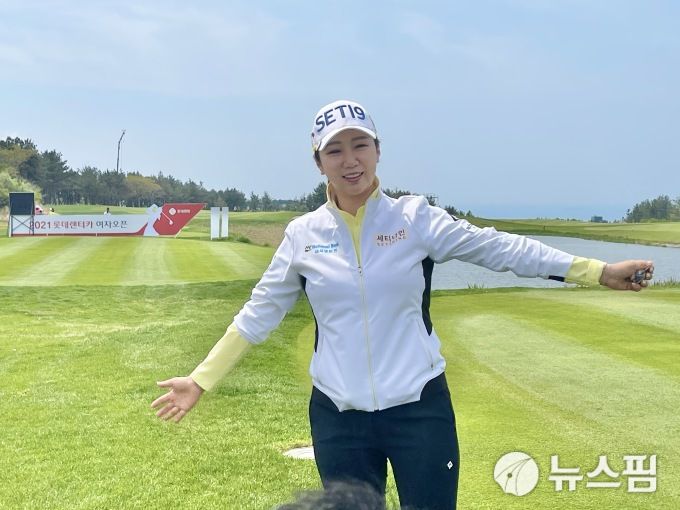 [서울=뉴스핌] 김용석 기자 = 현역 최고령 배경은이 KLPGA 개막전 무대를 배경으로 포즈를 취했다. 그는 역광으로 인해 사진이 어두어지자 직접 사진 보정을 해주는 세심함도 보였다.  2021.04.09 fineview@newspim.com