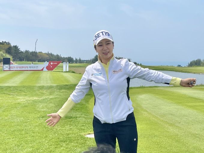 [서울=뉴스핌] 김용석 기자 = 현역 최고령 배경은이 KLPGA 개막전 무대를 배경으로 포즈를 취했다. 그는 역광으로 인해 사진이 어두어지자 직접 사진 보정을 해주는 세심함도 보였다.  2021.04.09 fineview@newspim.com