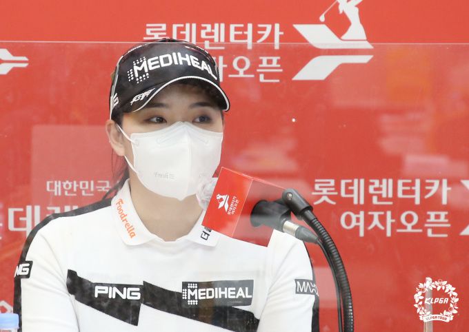 단독 선두를 차지한 이다연이 밝은 모습으로 인터뷰를 하고 있다. [사진= KLPGA]