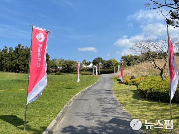 [서울=뉴스핌] 김용석 기자 = 몰아치는 제주 바람에 나부끼는 개막전 깃발. 2021.04.10 fineview@newspim.com