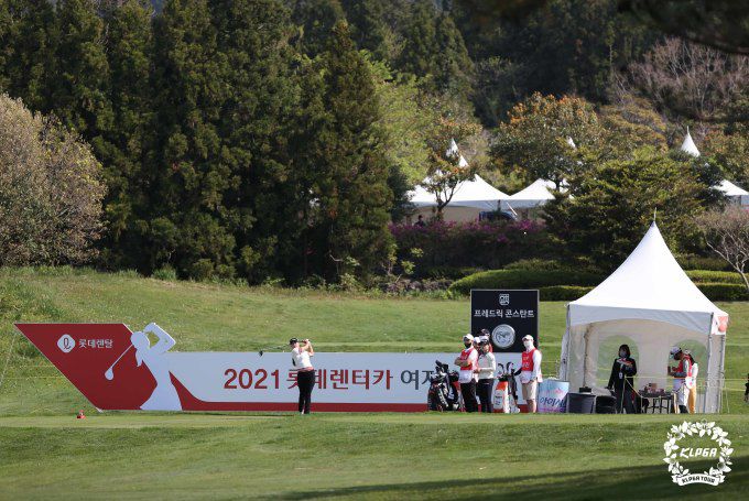 2021년도 개막전이 열리고 있는 1번홀 티잉구역 전경. [사진= KLPGA]