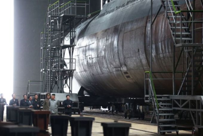 김정은 북한 국무위원장이 새로 건조한 잠수함을 사찰했다고 북한 관영매체가 지난 2019년 7월 23일 보도했다. [사진=노동신문 홈페이지 캡처]