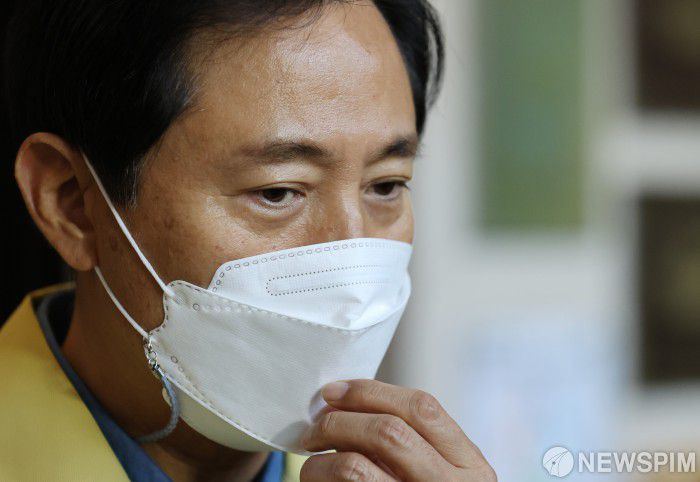 [서울=뉴스핌] 이형석 기자 = 오세훈 서울시장이 10일 오전 서울시가 운영하는 무증상·경증 코로나19 환자 격리치료 장소인 서울 중구 서울유스호스텔 생활치료센터를 찾아 현황 보고를 받고 있다. 2021.04.10 leehs@newspim.com